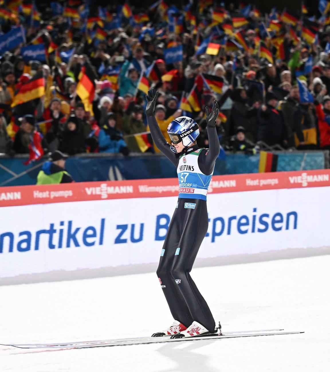 Bayern, Oberstdorf: Ski nordisch/Skispringen: Vierschanzentournee, Weltcup, Großschanze, Herren, Qualifikation. Andreas Wellinger aus Deutschland jubelt nach seiner gewonnenen Qualifikation.
