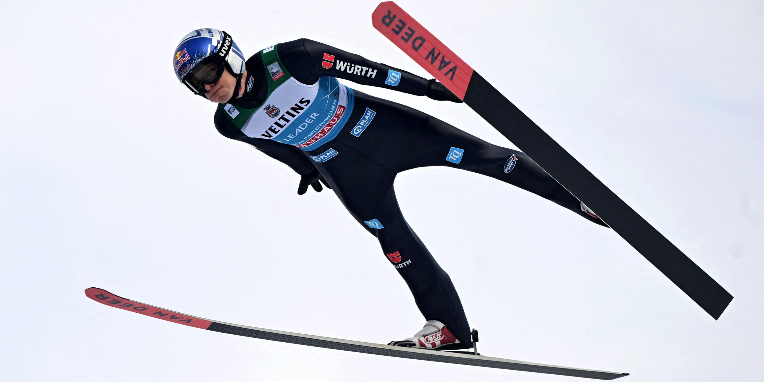 Andreas Wellinger in Aktion bei der Qualifikation am 31.12.2023 in Garmisch-Partenkirchen.