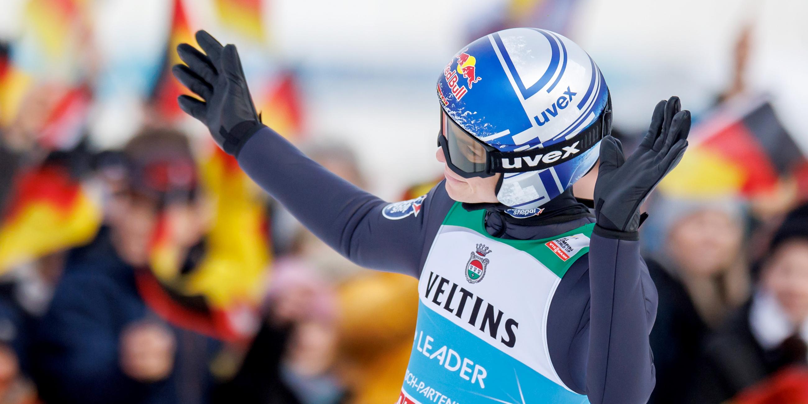 Andreas Wellinger nach seinem Sprung bei der Qualifikation am 31.12.2023 in Garmisch-Partenkirchen.