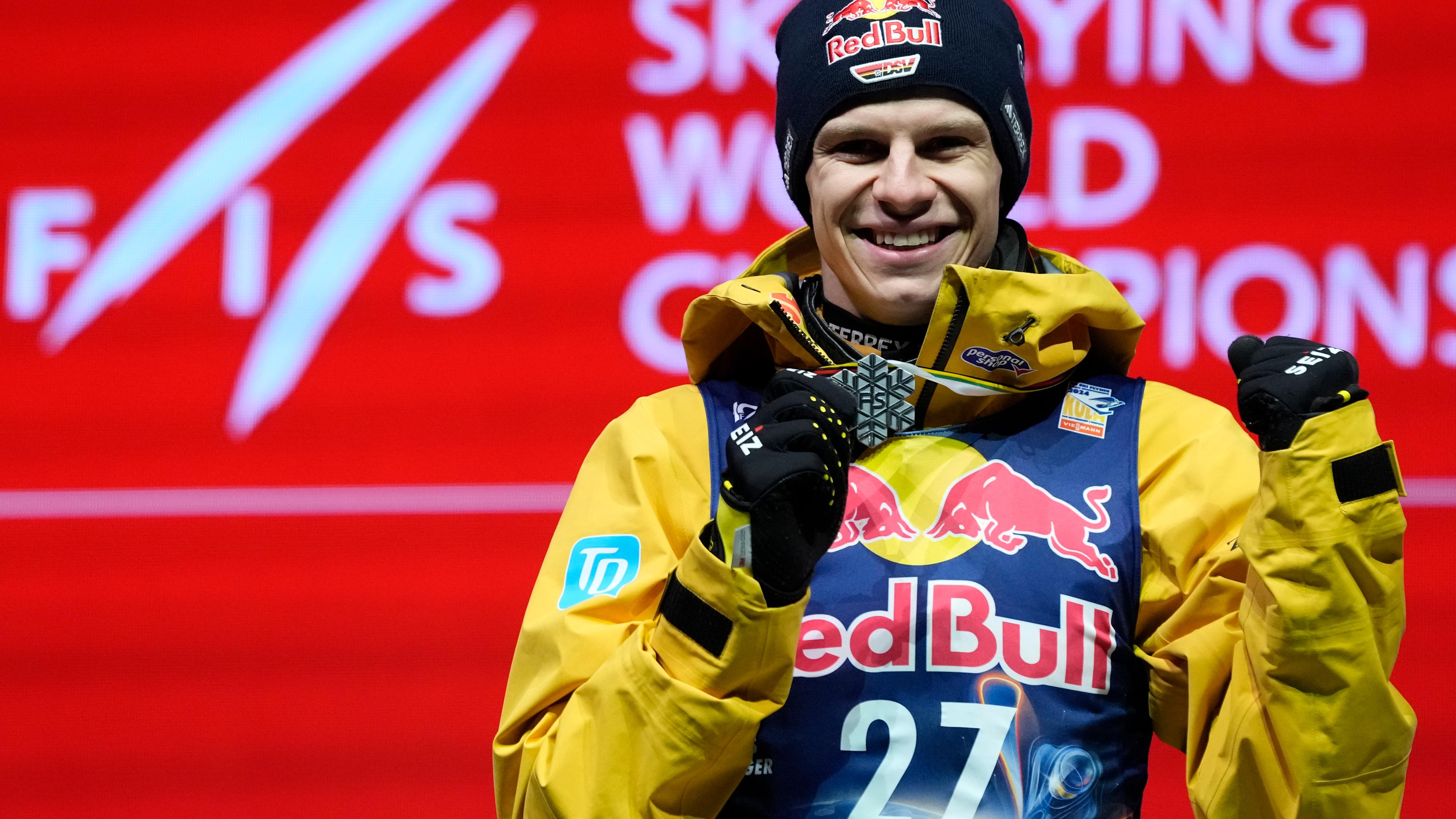 Andreas Wellinger jubelt am 27.01.2024 zum 2. Platz bei der Skiflug Weltmeisterschaft.