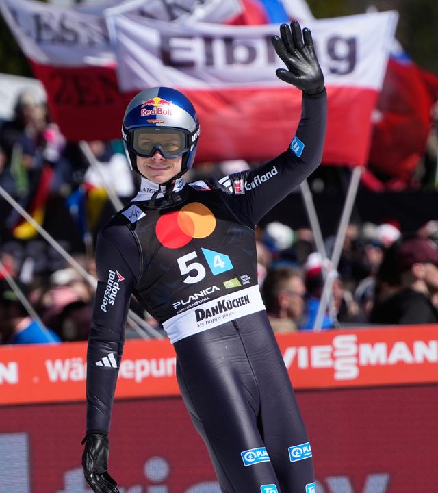 Der deutsche Skispringer Andreas Wellinger winkt lächelnd den Zuschauern beim Skisprung Weltcup in Planica 