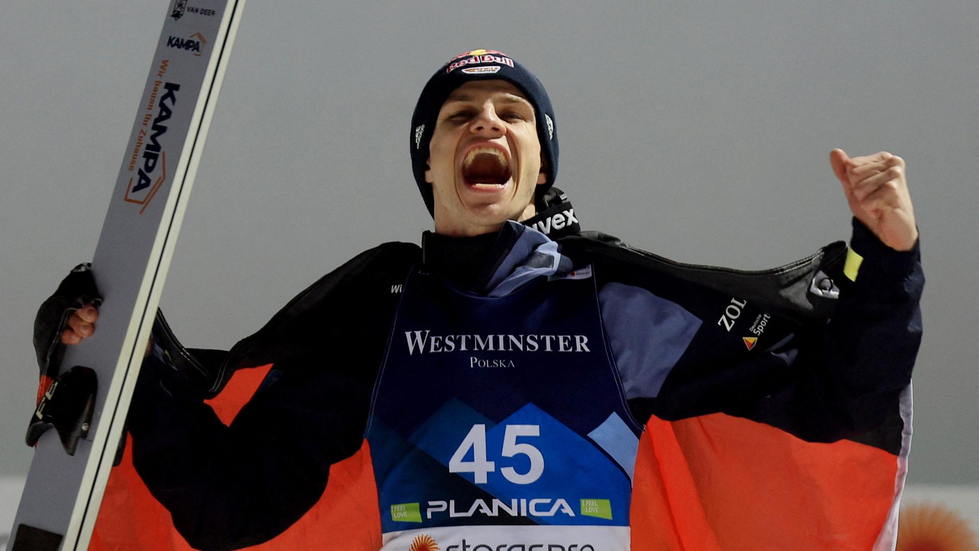 FIS Nordische Skiweltmeisterschaften - Planica, Slowenien - 25.02.2023. Der Deutsche Andreas Wellinger feiert auf dem Podium, nachdem er bei den Herren HS102 Zweiter wurde