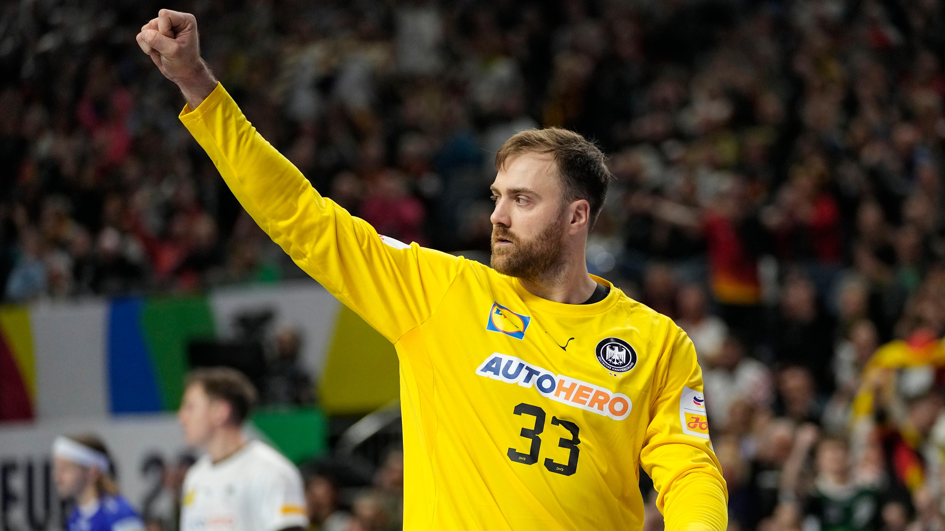 Andreas Wolff reagiert während des Hauptrundenspiels der Handball-Europameisterschaft zwischen Deutschland und Island in Köln, 18.01.2024.