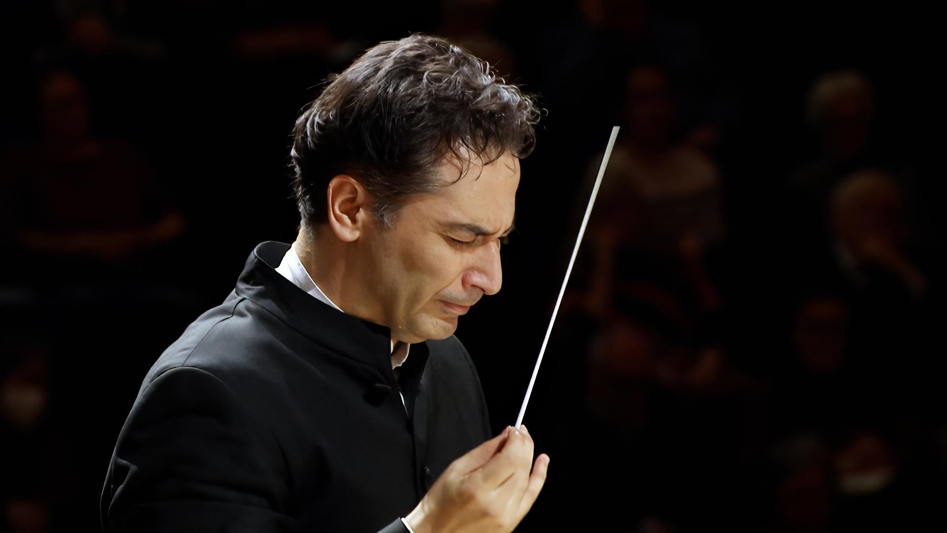 Nahaufnahme des Dirigenten Andrés Orozco-Estrada im Profil.