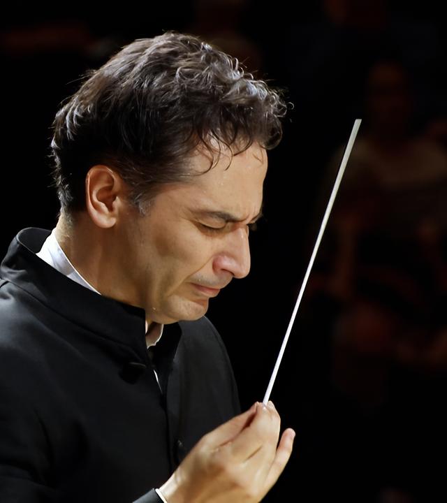 Nahaufnahme des Dirigenten Andrés Orozco-Estrada im Profil.