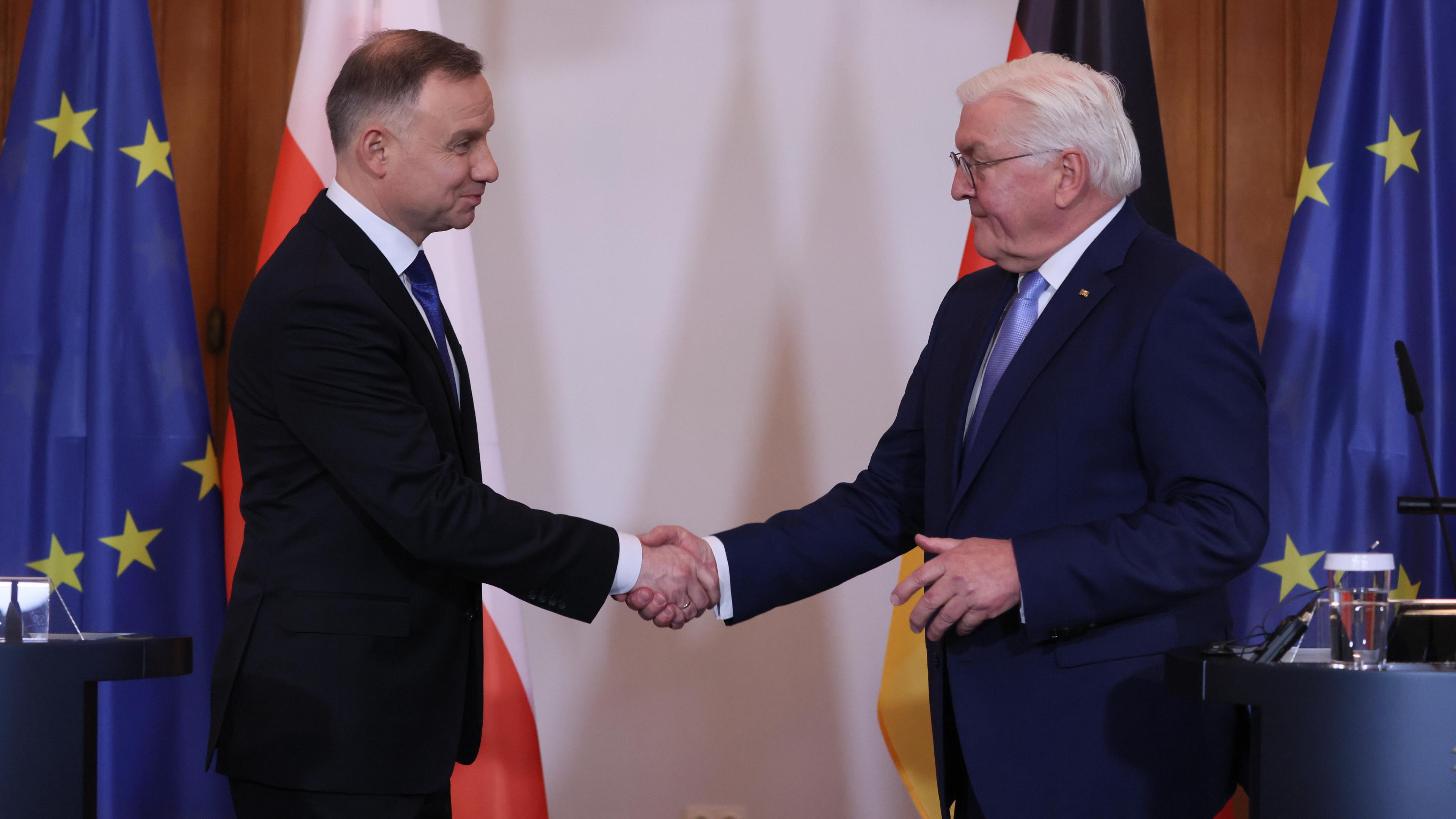 Berlin: Bundespräsident Frank-Walter Steinmeier (r) und Andrzej Duda, Präsident von Polen, geben sich am Ende einer Pressekonferenz nach ihrem Gespräch im Schloss Bellevue die Hand.