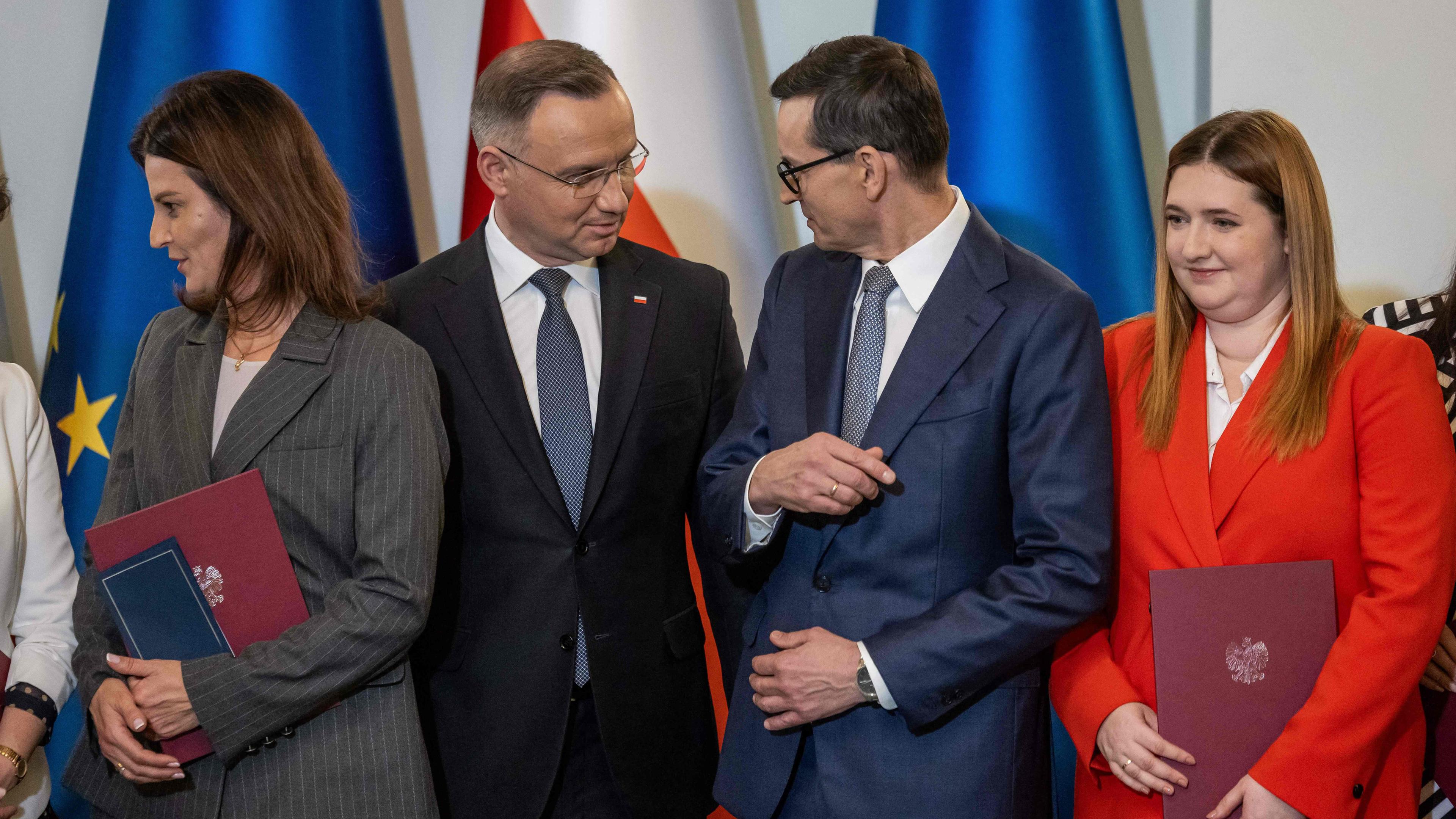 Polens Präsident Andrzej Duda (2l) mit Mateusz Morawiecki (2r)