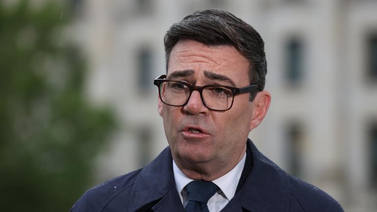 Premierminister Andy Burnham spricht nach seinem Treffen mit Bundeskanzler Friedrich Merz im Bundeskanzleramt in Berlin zu den Medien. 