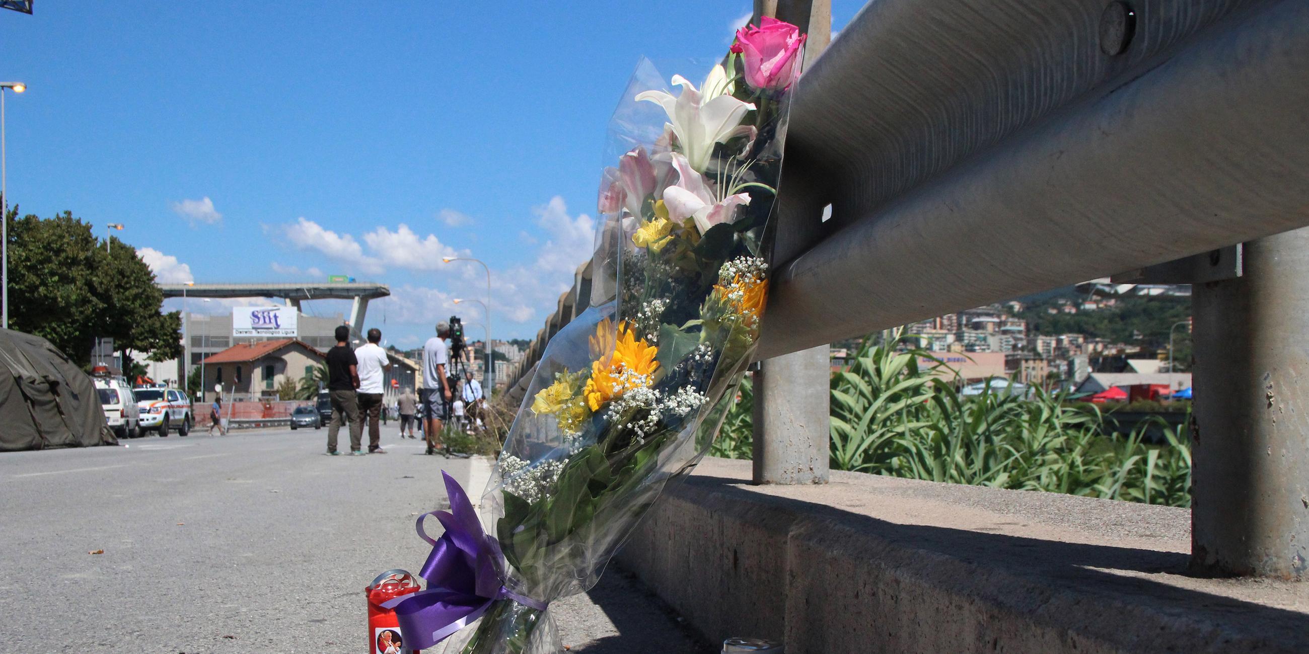 Blumenstrauß für Opfer des Brückeneinsturzes in Genua