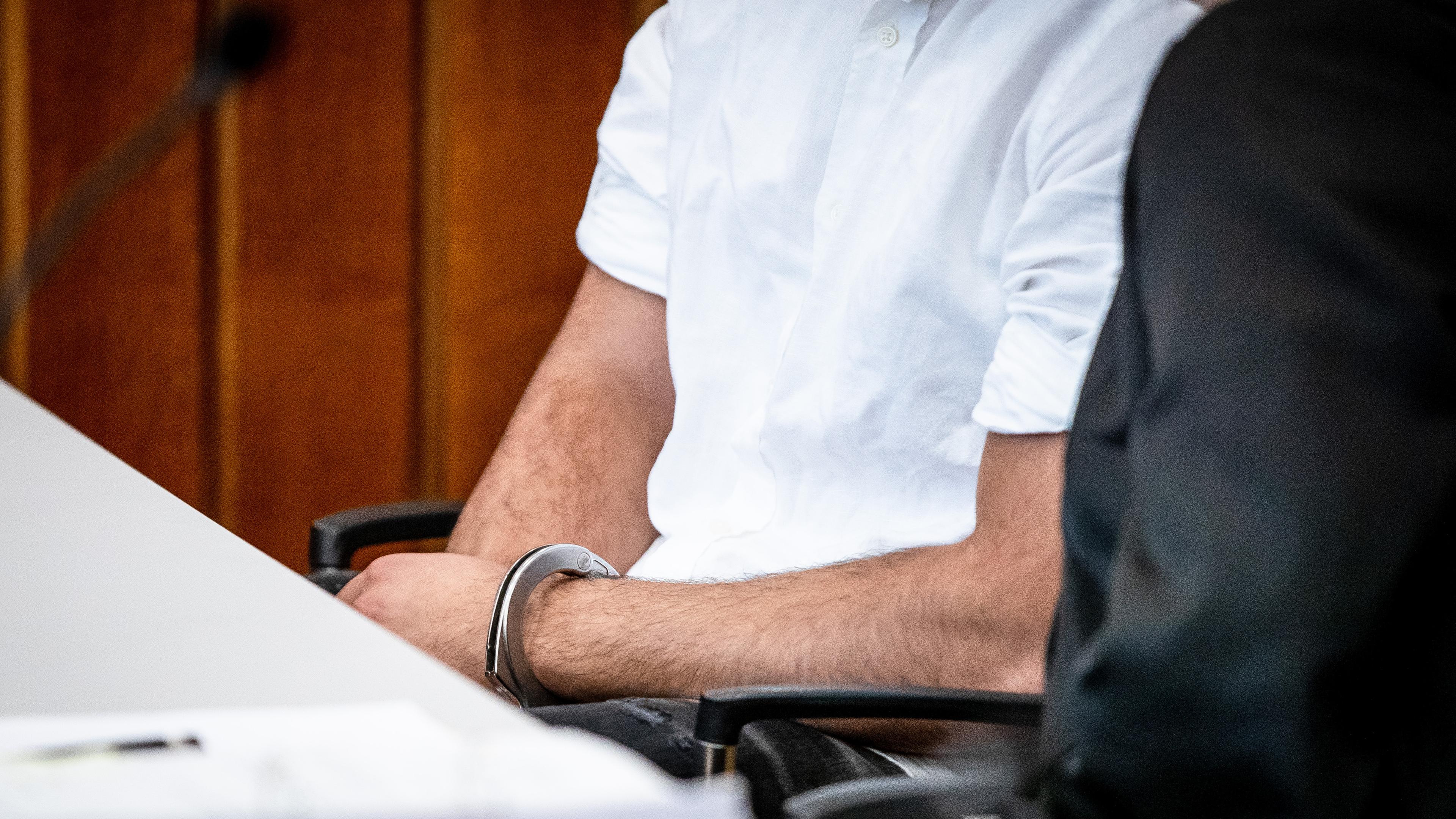 Archiv: Der Angeklagte sitzt mit Handschellen in einem Gerichtssaal des Landgerichts Heilbronn auf seinem Platz. (15.08.2023)