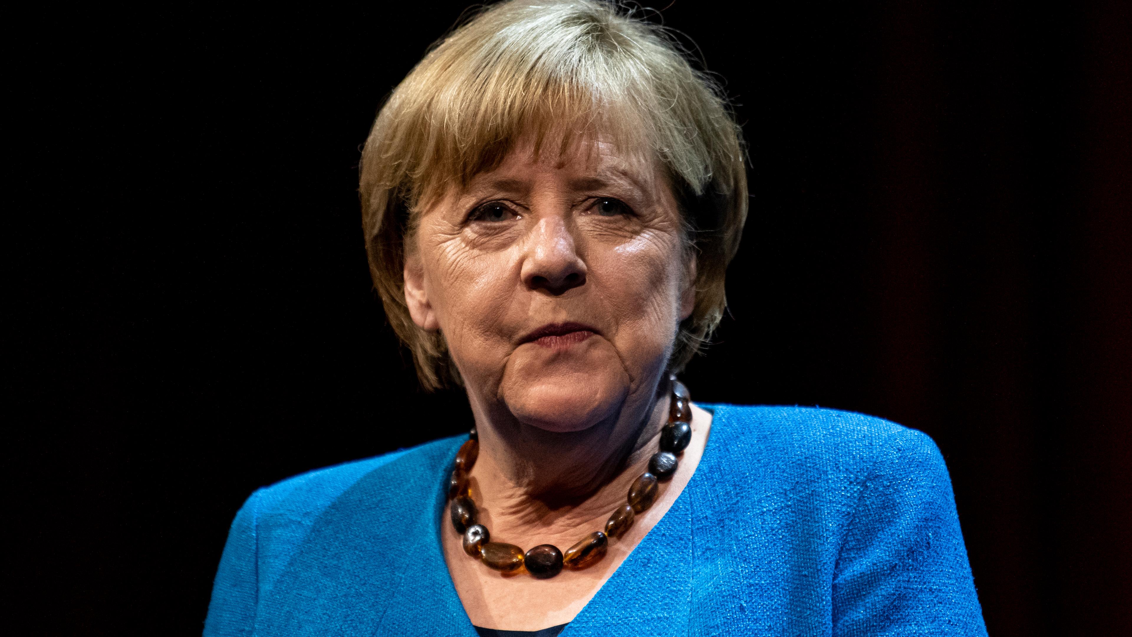 Berlin: Die ehemalige Bundeskanzlerin Angela Merkel (CDU) steht im Berliner Ensemble. Archivbild