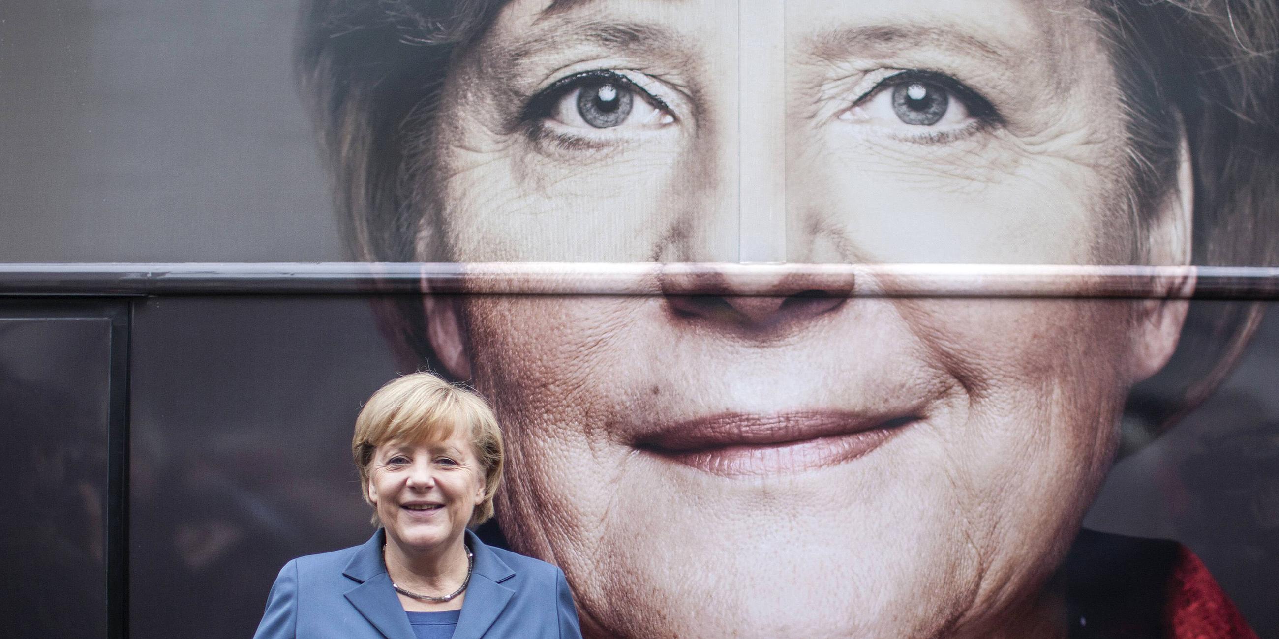 Bundeskanzlerin Angela Merkel posiert 2013 vor dem Konrad Adenauer Haus