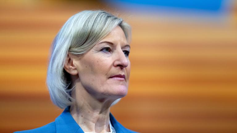 Angelika Niebler, Vorsitzende der CSU-Europagruppe, steht beim CSU-Parteitag in der Messehalle auf der Bühne.