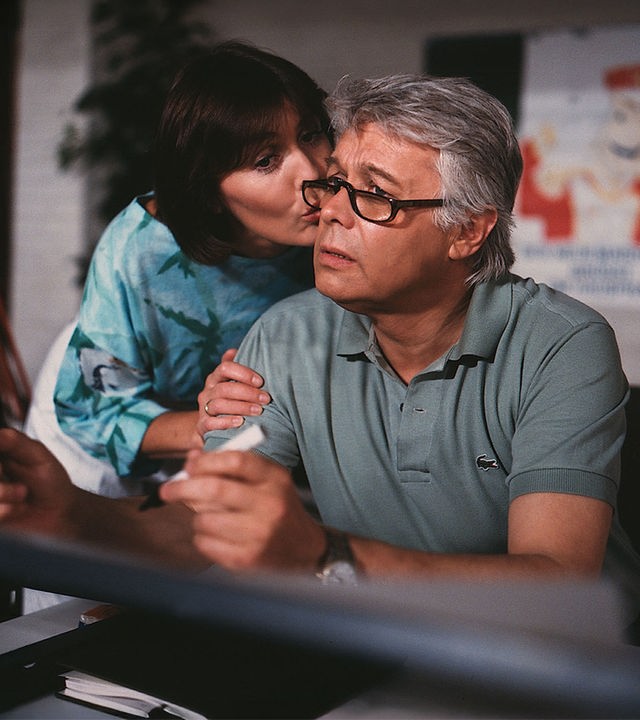 Werner schaut verunsichert in die Ferne, Angi gibt ihm einen Kuss auf die Wange.