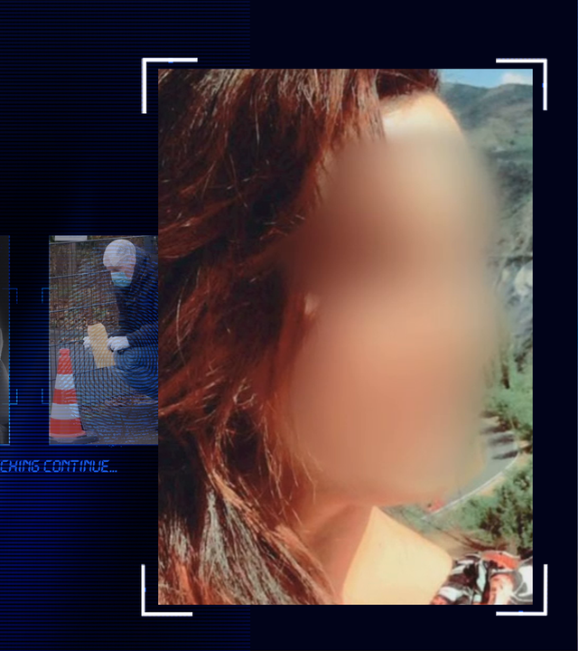 Seitlich aufgenommenes Portaitfoto einer 34 Jahre alten Frau, im Hintergrund eine Bergkulisse schemenhaft zu erkennen. Rötlichbraune Haare, schulterlang, ein gemustertes Oberteil ist zu erkennen. Das Gesicht wurde im Bild technisch verfremdet. Links daneben: Lichtschematische Darstellung eines Fingerabdrucks.