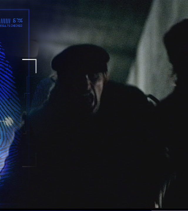 Filmszene im Dunkeln. Schemenhaft sind zwei Gestalten zu erkennen, die sich im Dunkeln begegnen. Links daneben: Lichtschematische Darstellung eines Fingerabdrucks.