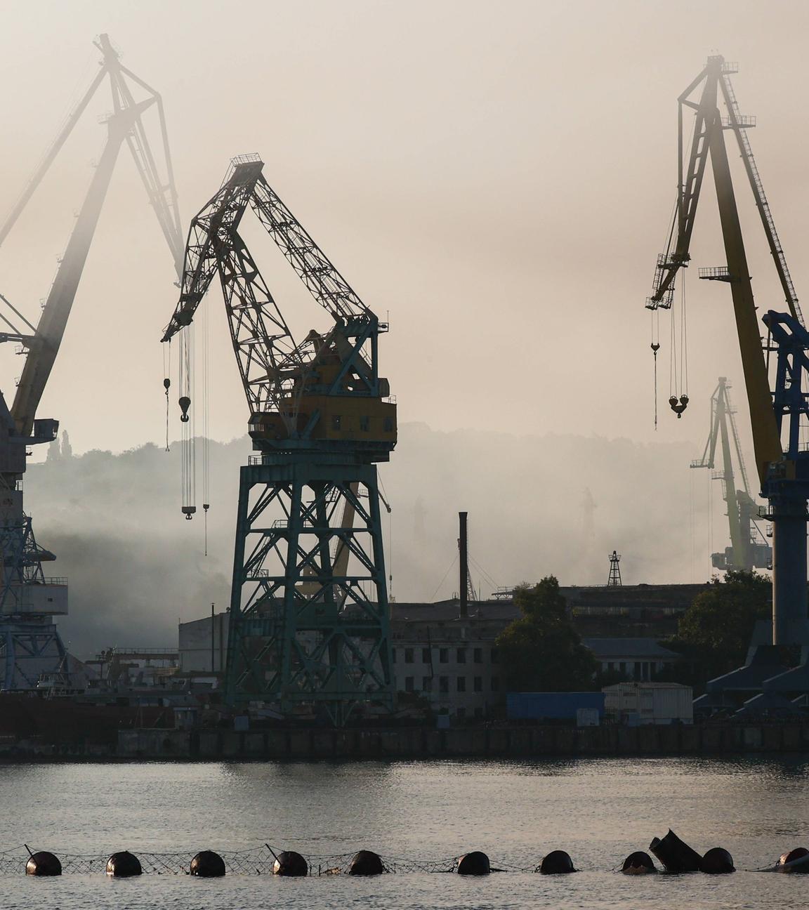 Rauchschwaden steigen aus dem vom Feuer betroffenen südlichen Teil der Sewastopoler Werft auf.