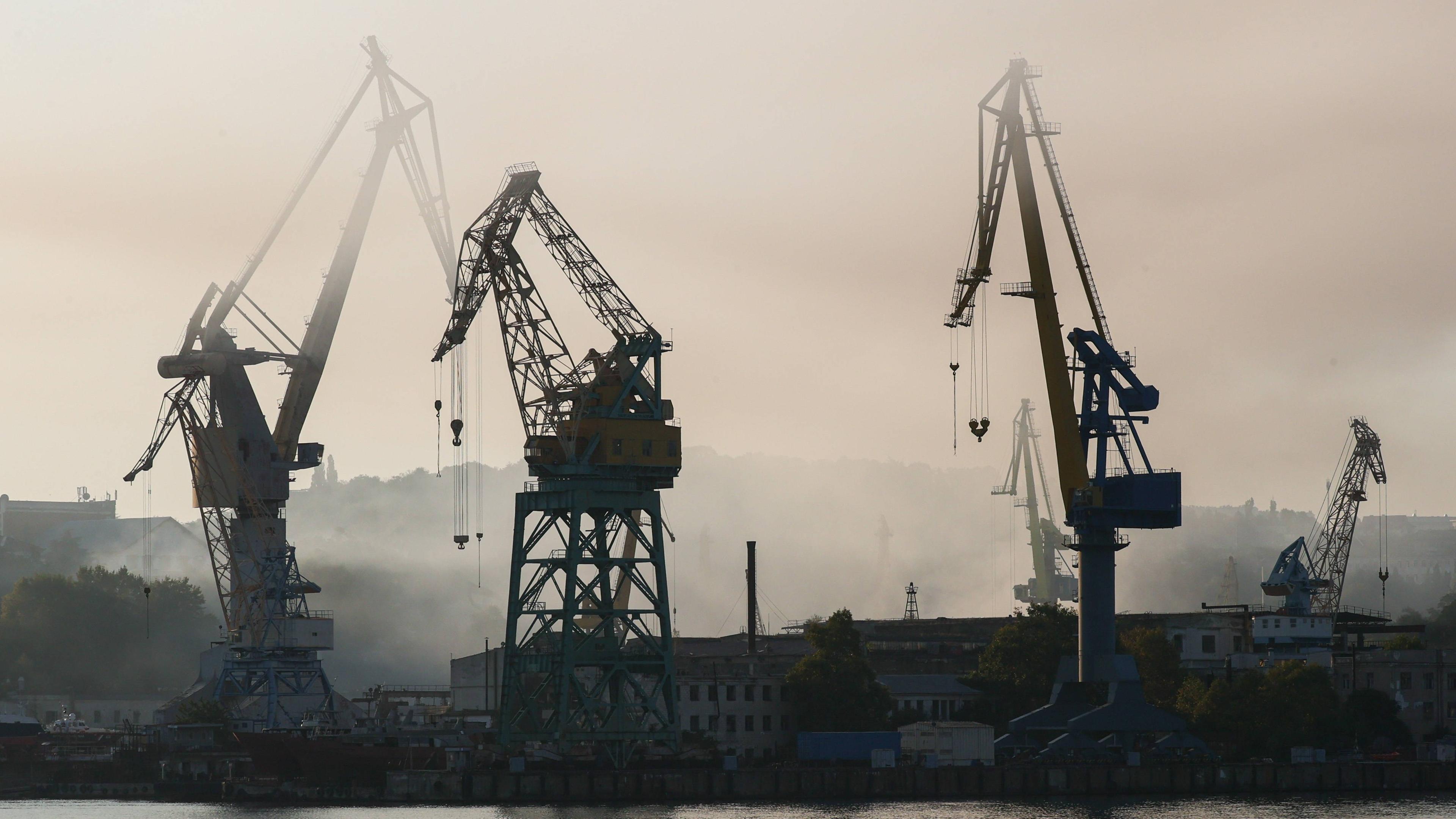 Rauchschwaden steigen aus dem vom Feuer betroffenen südlichen Teil der Sewastopoler Werft auf.