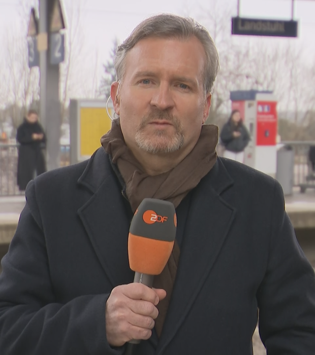 ZDF-Reporter Christopher Heinze vor dem Bahnhof in Landstuhl