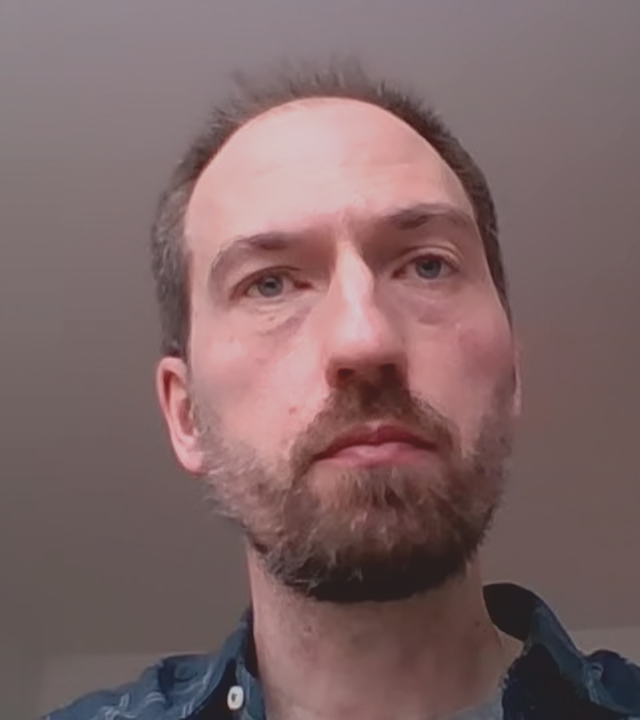 Gewaltforscher Prof. Jonas Rees neben einem Bücherregal