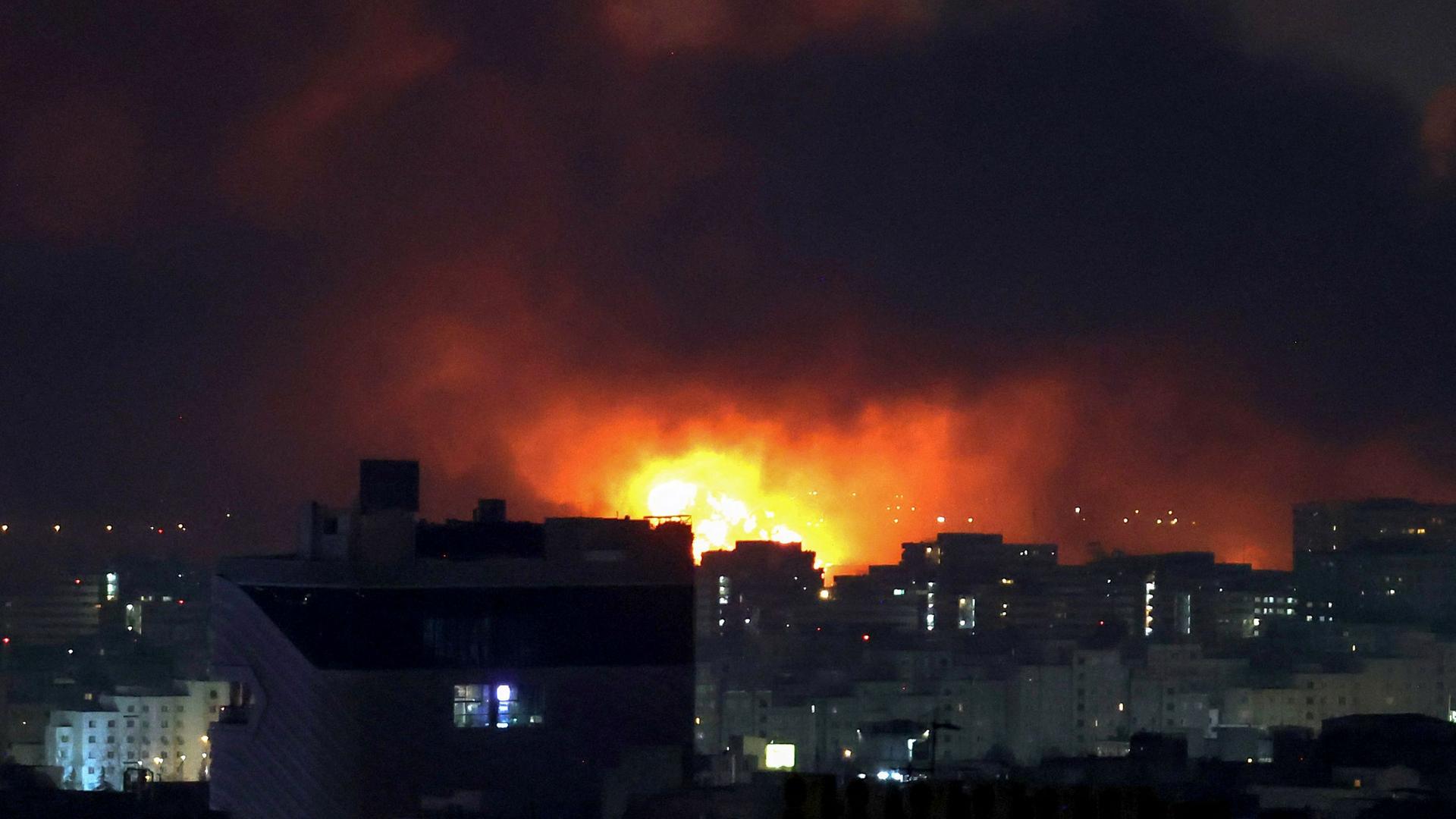 Rauch und Feuer steigen nach israelischen Luftangriffen am Mehrabad-International-Flughafen in Teheran auf.