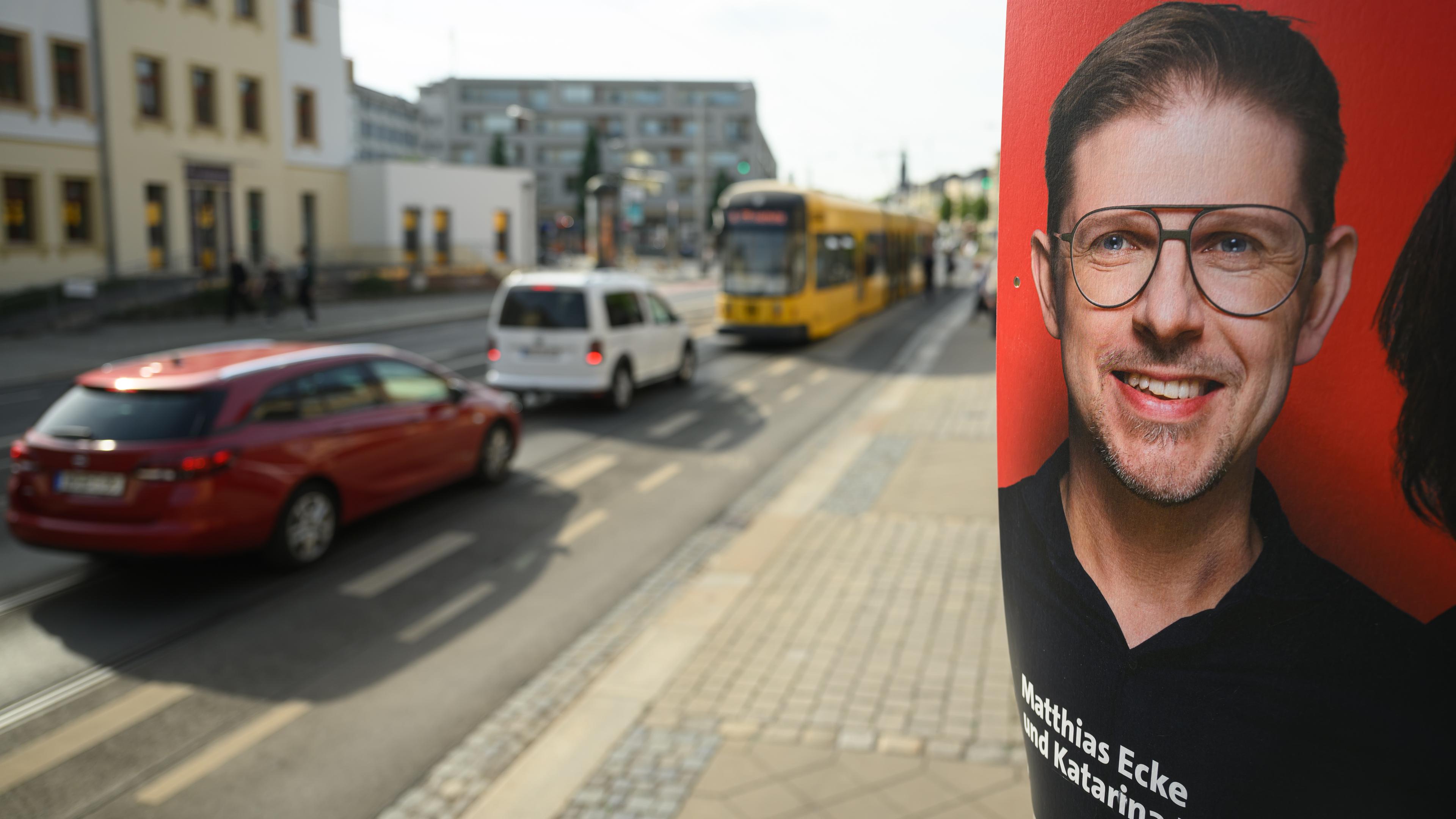 Sachsen, Dresden: Ein Wahlplakat des sächsischen SPD-Spitzenkandidaten zur Europawahl, Matthias Ecke hängt an der Schandauer Straße im Stadtteil Striesen an einem Laternenmast.