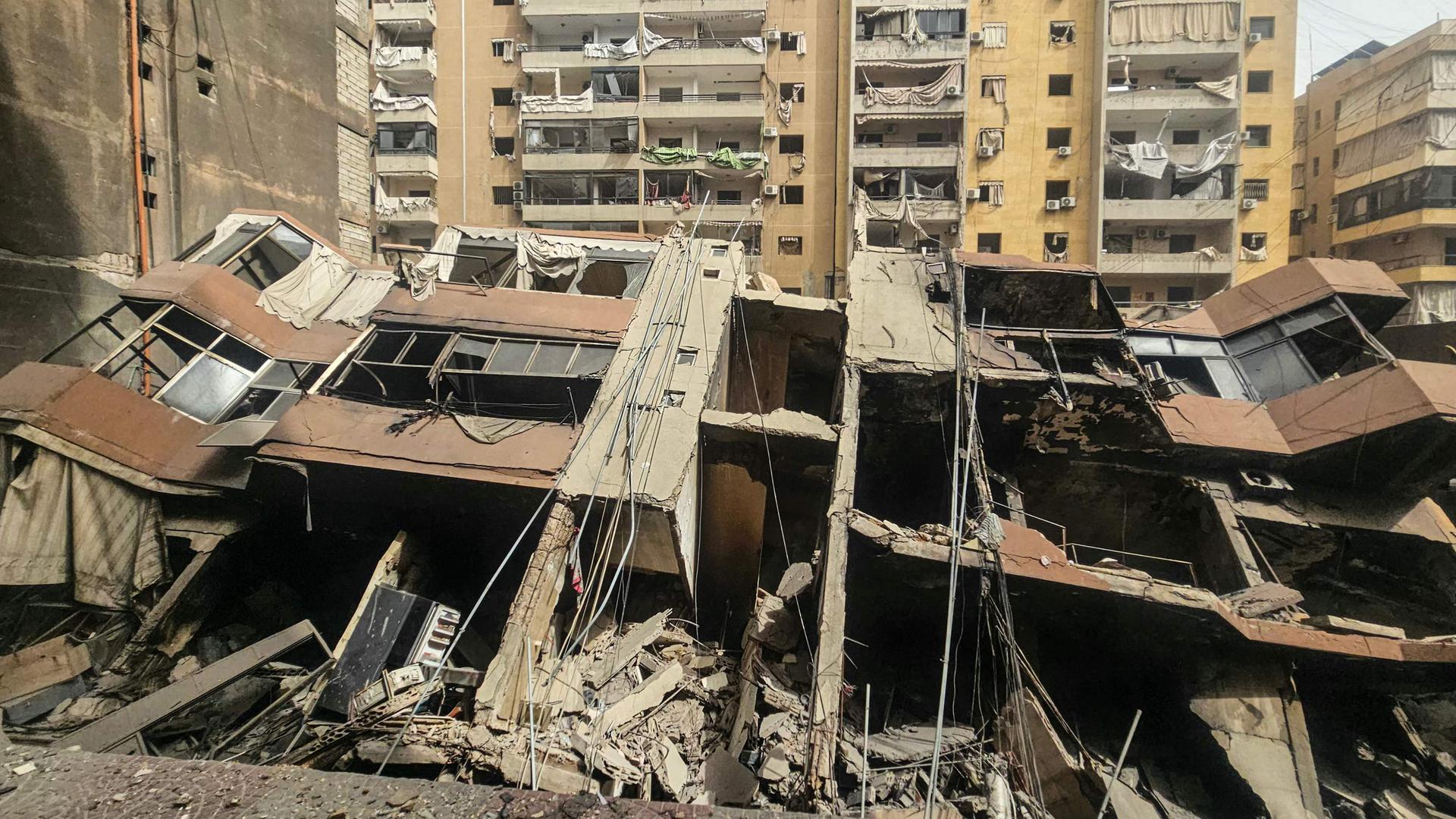 Ein eingestürztes Gebäude am Ort eines israelischen Luftangriffs in der Nacht auf den 3. April 2026 im Haret Hreik-Viertel in Beiruts südlichen Vororten.