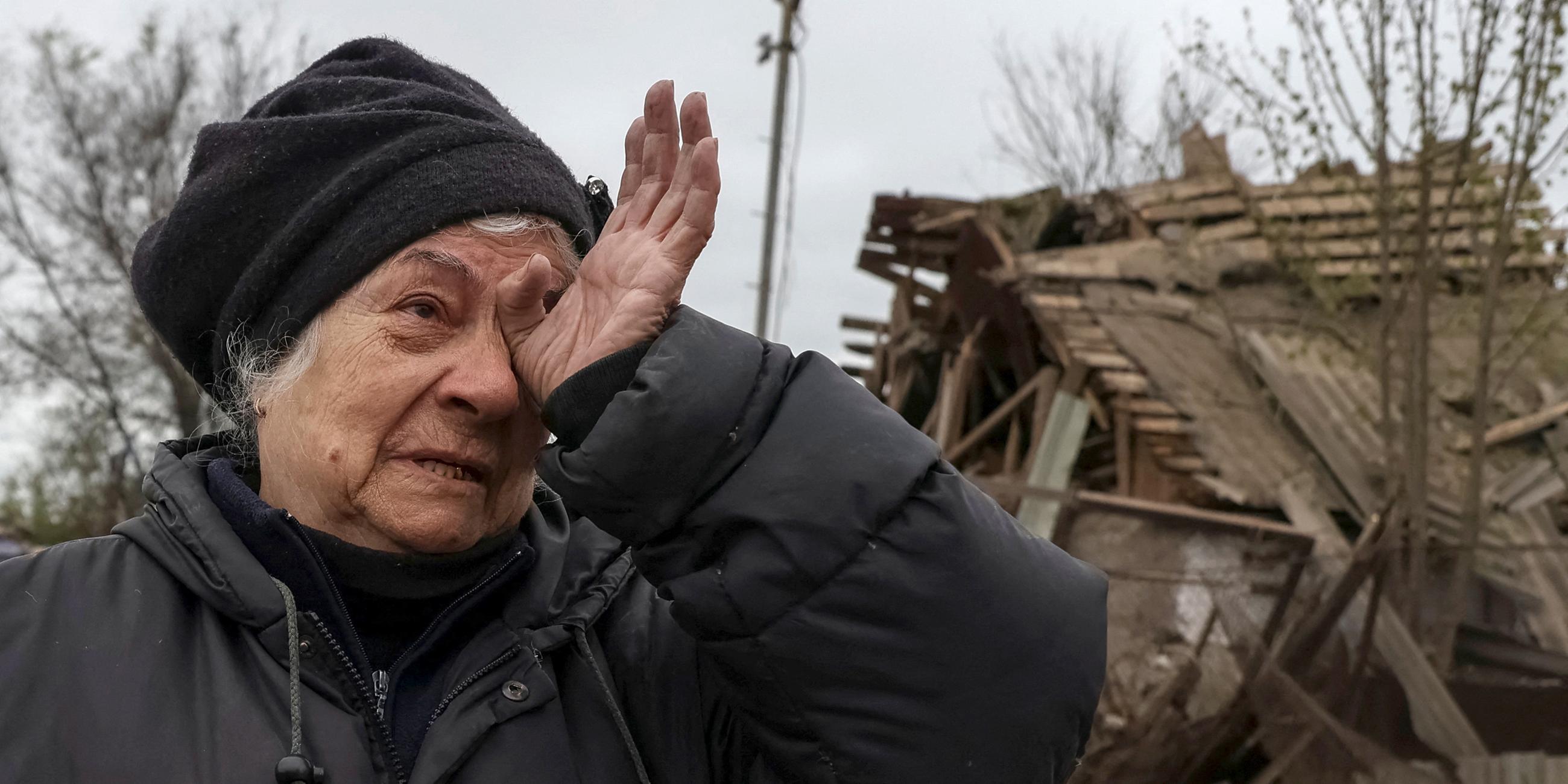 Eine Anwohnerin vor den Überresten ​​ihres Hauses, das von russischen Raketen getroffen wurde.