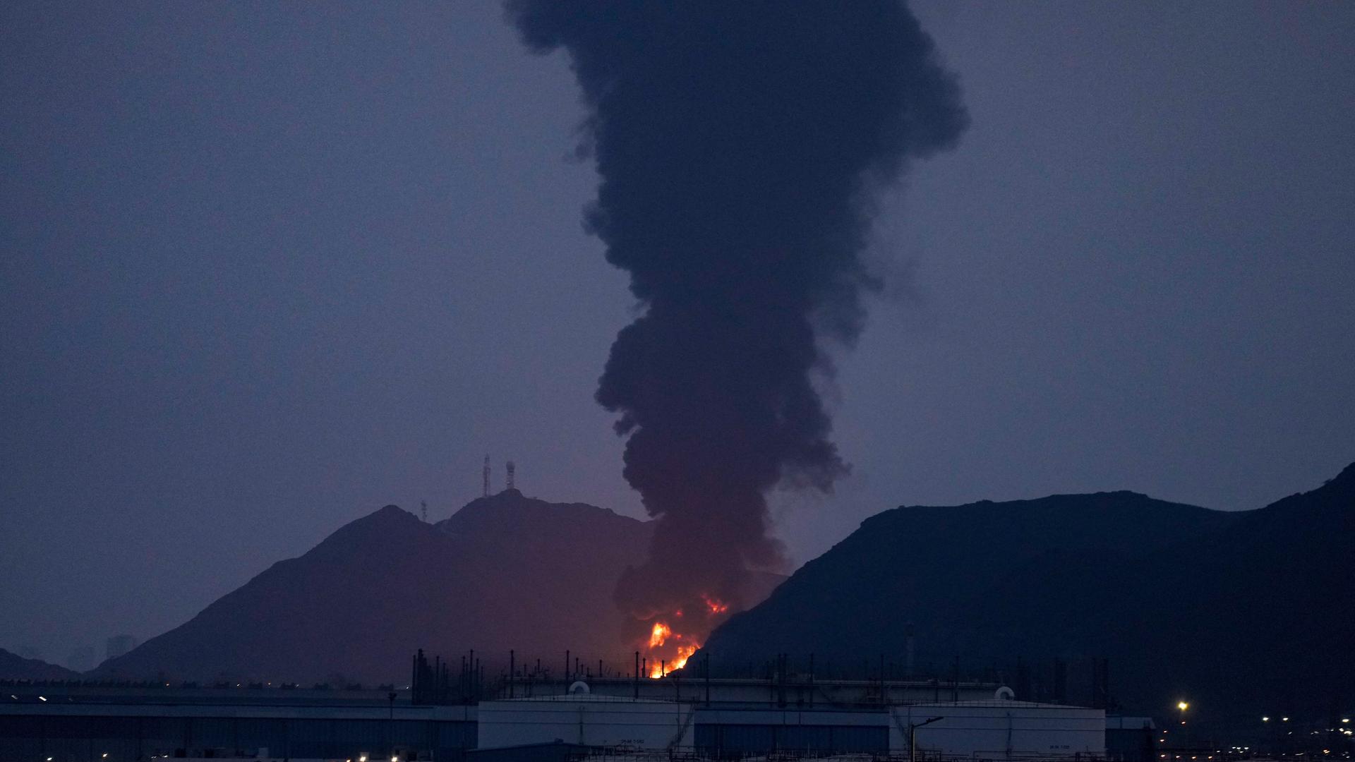 Ein großes Feuer und eine Rauchwolke sind zu sehen, nachdem nach Angaben der Behörden Trümmer einer abgefangenen iranischen Drohne die Ölanlage in Fudschaira getroffen haben.