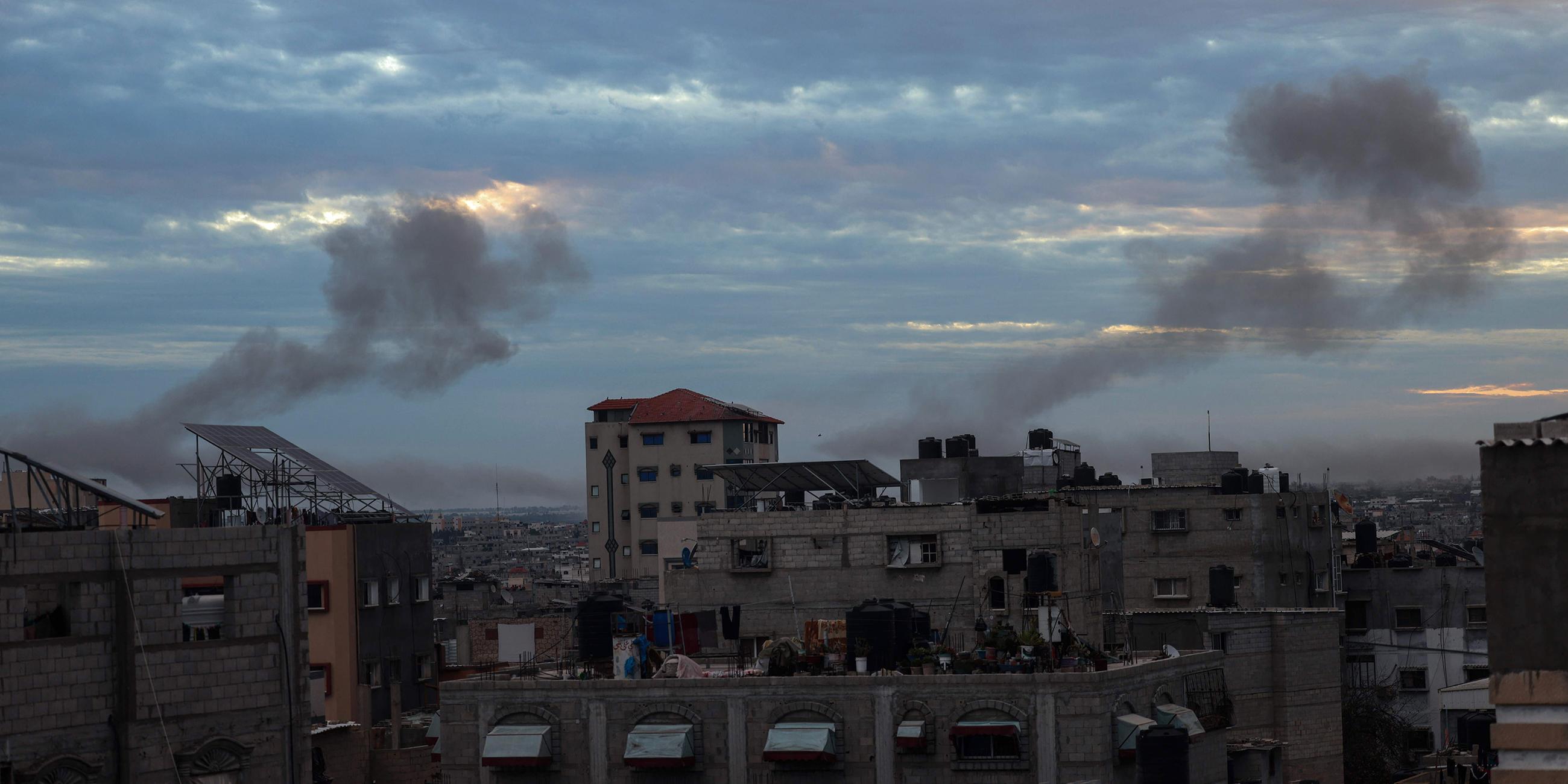 Rauchschwaden sind nach einem israelischen Angriff über Rafah im südlichen Gazastreifen zu sehen