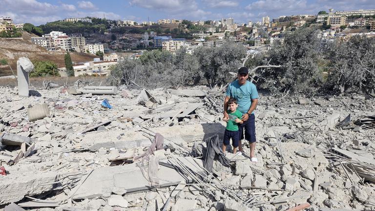 Libanesen begutachten die Zerstörungen nach einem israelischen Luftangriff auf die Ortschaft Arab Salim im Gouvernement Nabatiye (Südlibanon) am 6. September 2026.