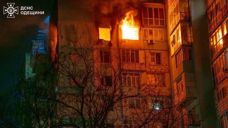 Feuer in einem Wohngebäude nach einem russischen Drohnenangriff in Odessa, Ukraine.