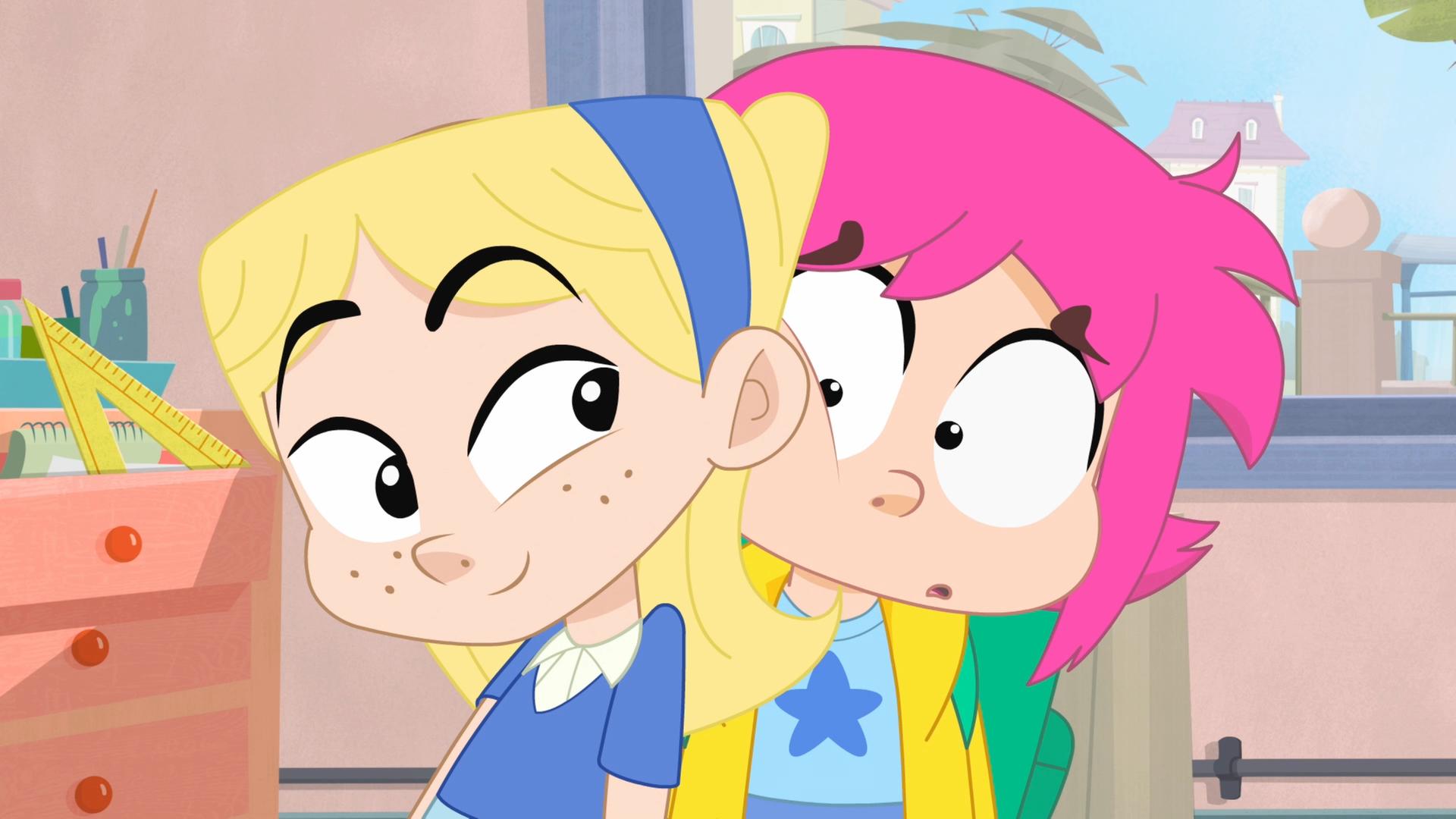 Marie-Agnes lehnt sich mit einem Grinsen gegen die erschrocken schauende Rebecca.