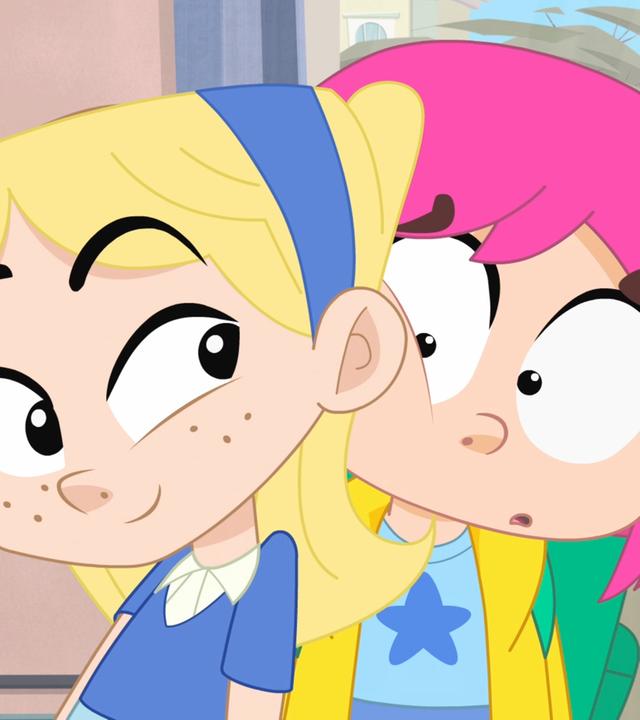 Marie-Agnes lehnt sich mit einem Grinsen gegen die erschrocken schauende Rebecca.