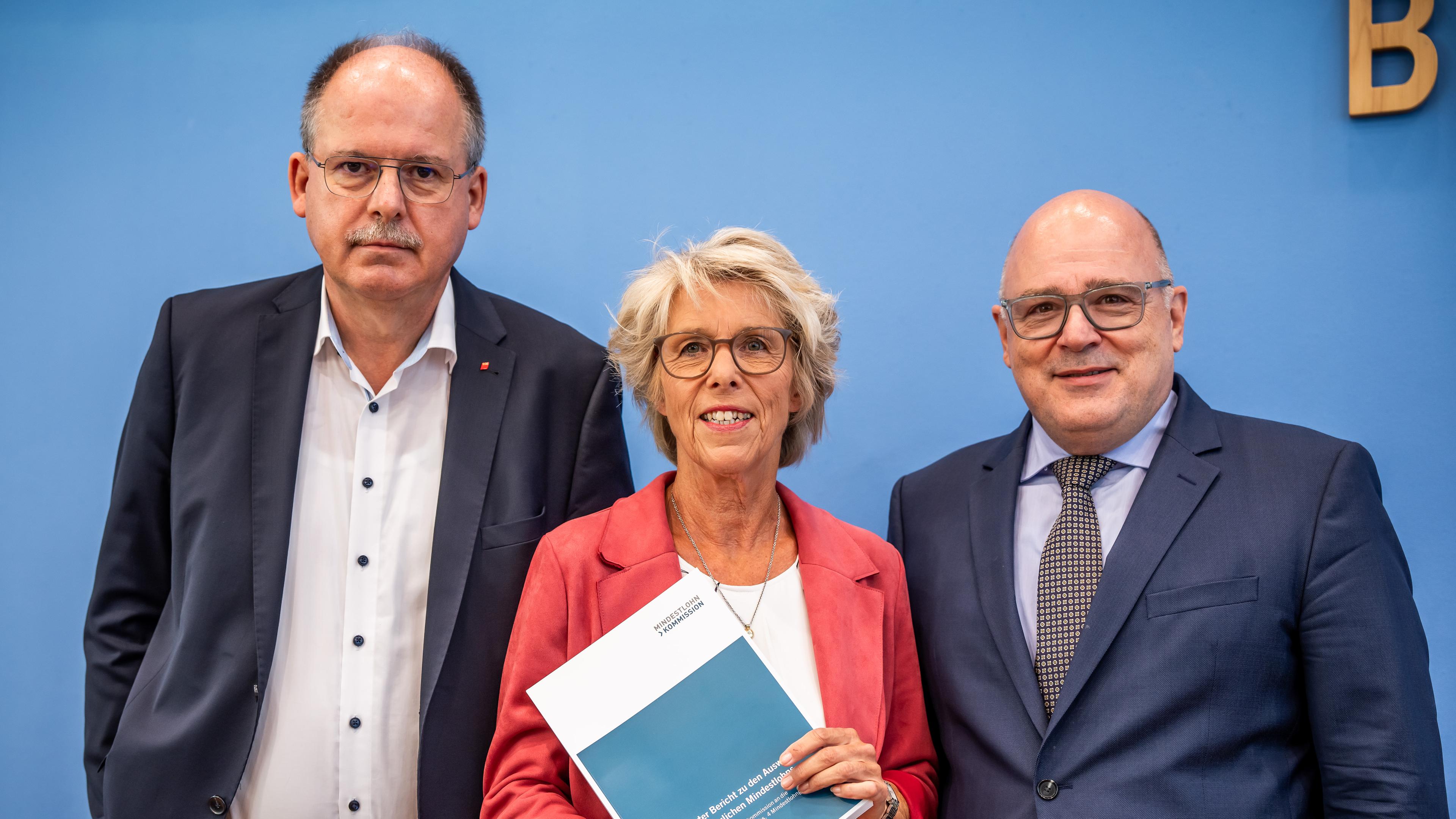 Christiane Schönefeld, Vorsitzende der Mindestlohnkommission, steht zwischen Steffen Kampeter und Stefan Körzell bei der Vorstellung des Vorschlag für Mindestlohn. 