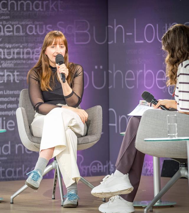Schriftstellerin Anika Landsteiner mit ihrem Buch "Träume aus Salz" auf der Literaturbühne der Leipziger Buchmesse 2026 