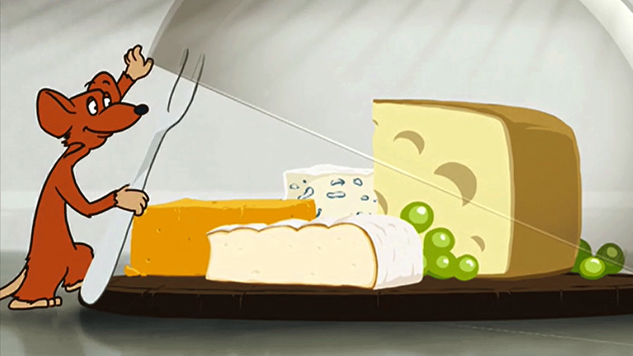 Maus greift nach Käse unter Käseglocke