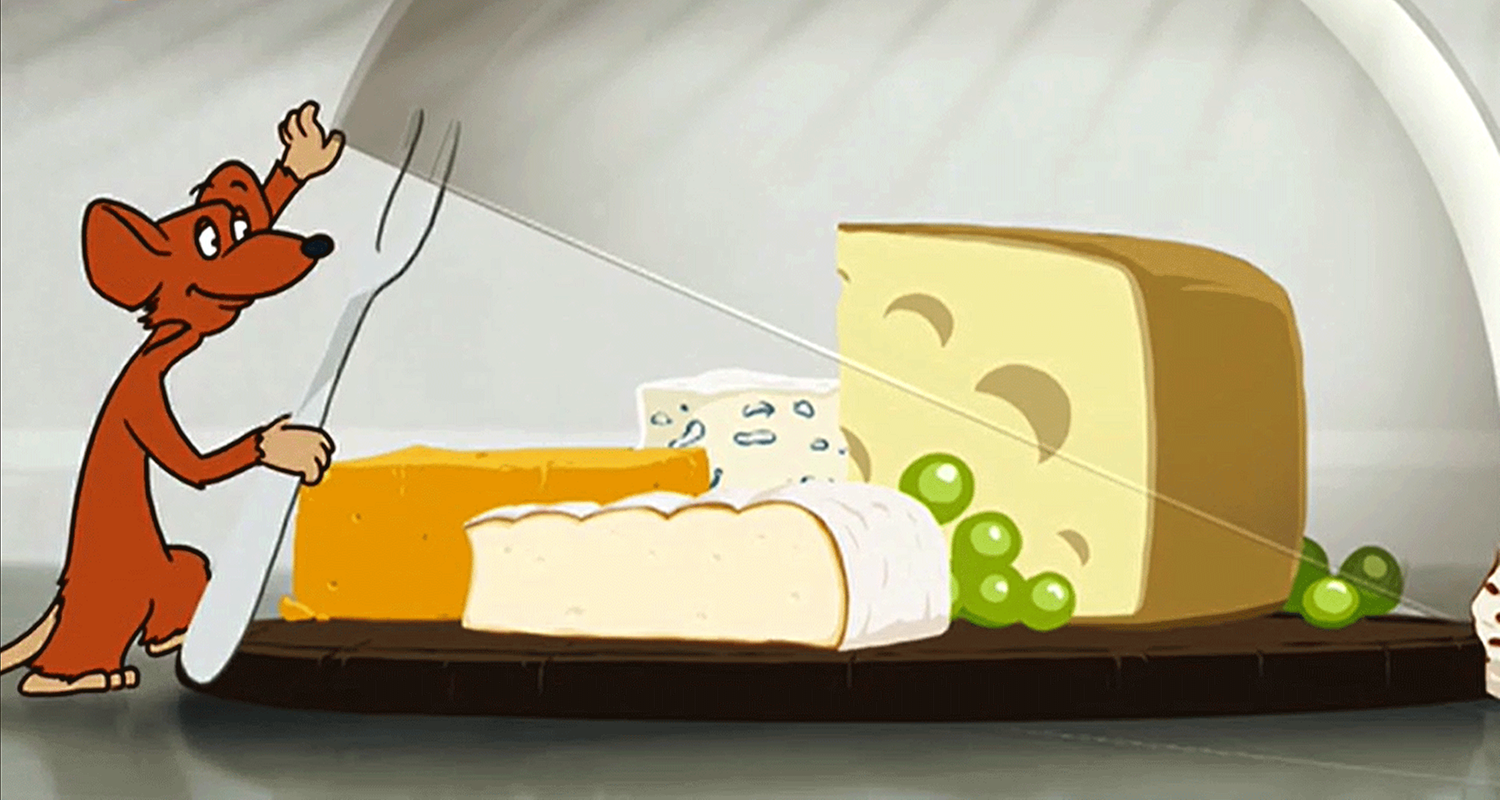 Maus greift nach Käse unter Käseglocke