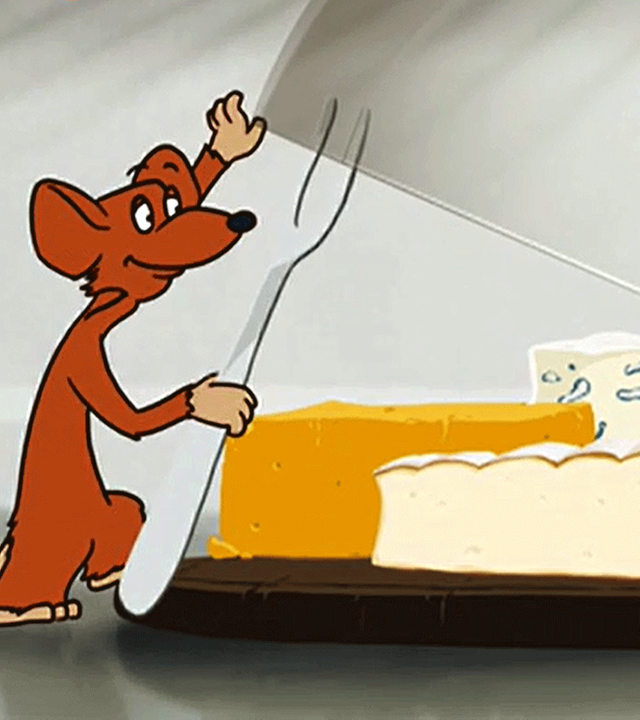 Maus greift nach Käse unter Käseglocke