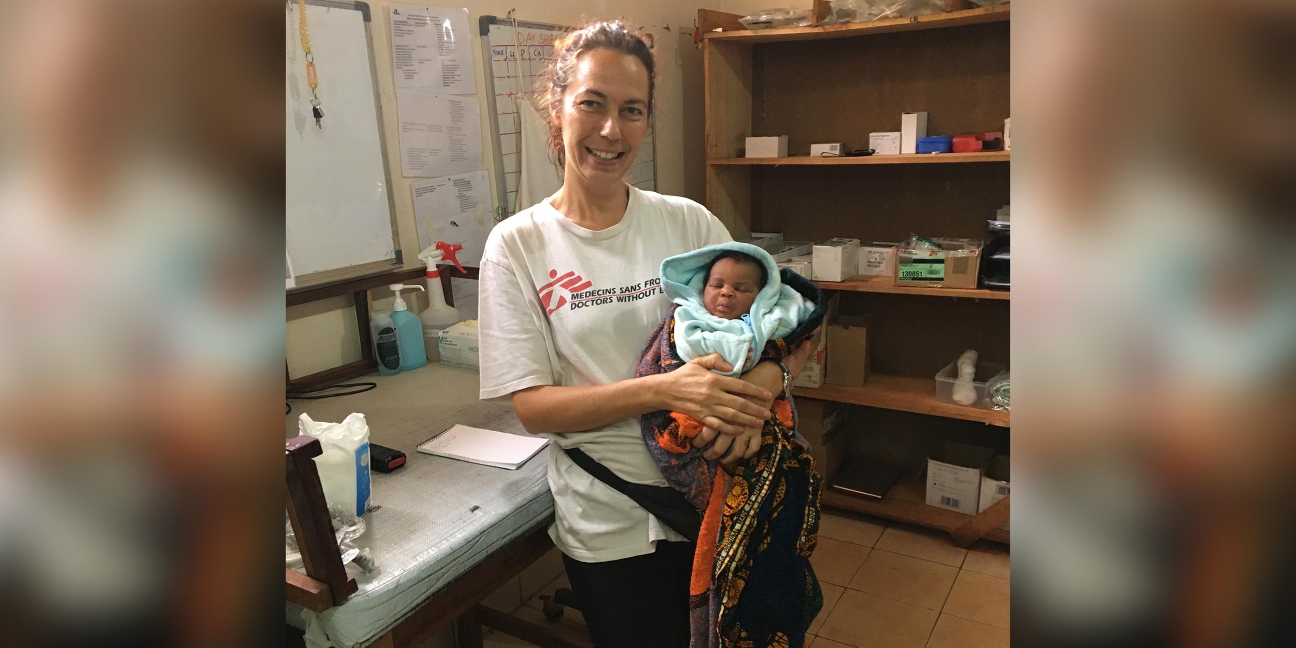 Die Berliner Hebamme Anja Bezold mit einem Neugeborenem in einem vorhergehenden MSF-Einsatz.