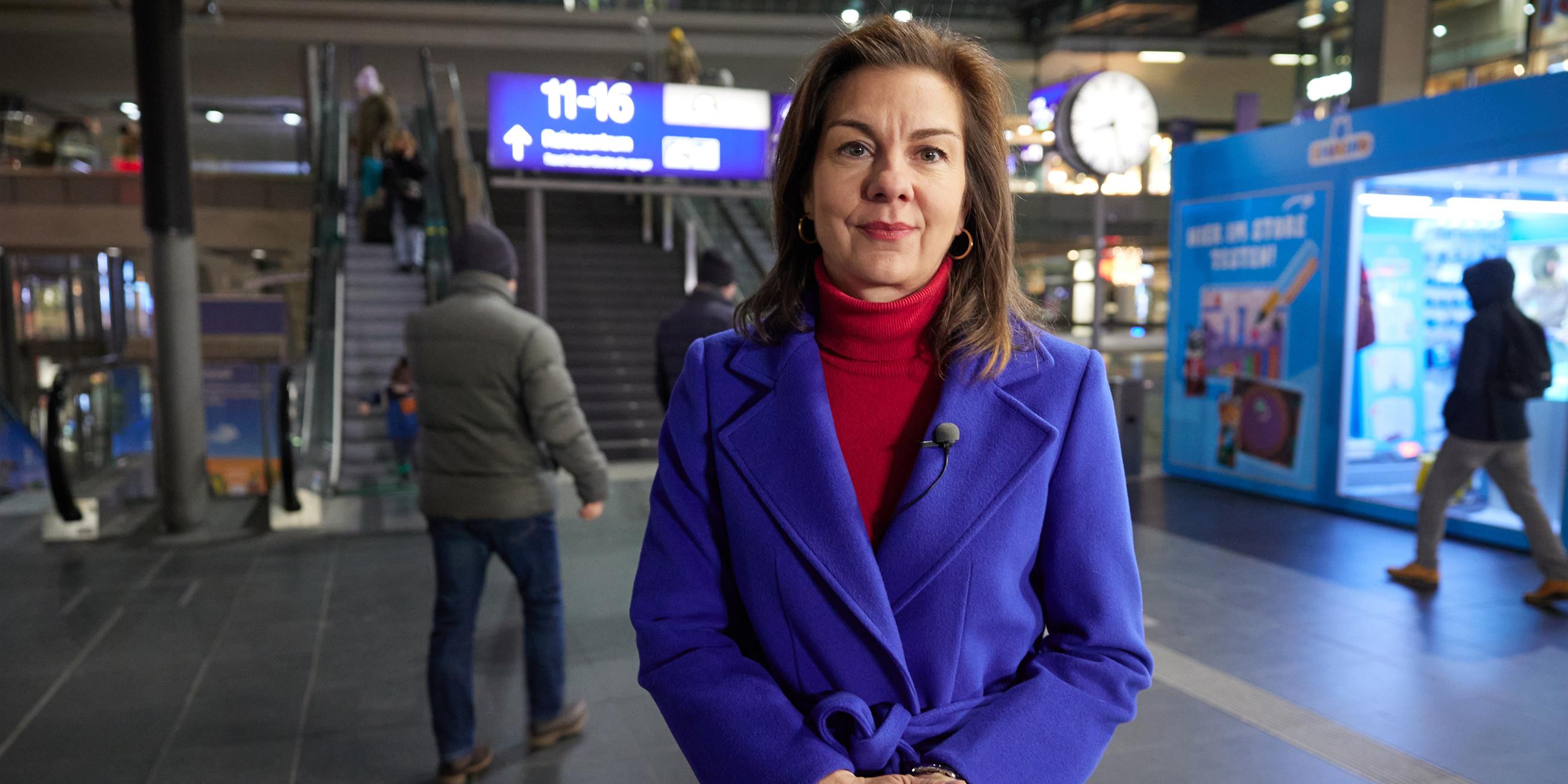 Anja Bröker, Sprecherin der Deutschen Bahn, äußert sich im Hauptbahnhof zum bevorstenden Streik der Lokführer. 