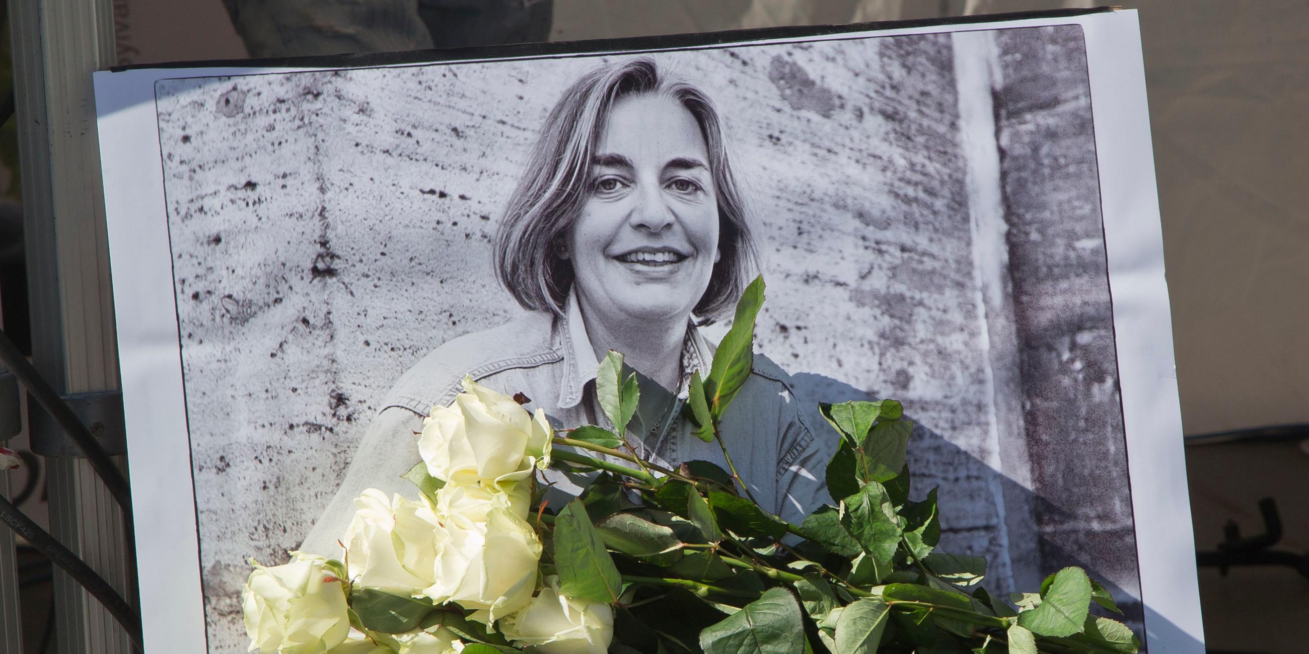 Rosen liegen vor einem Bild der Fotografin Anja Niedringhaus, 48, die am 4. April 2014 in Afghanistan getötet wurde.
