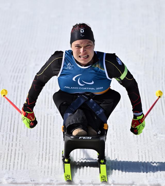 Anja Wicker erreicht das Ziel im Para-Biathlon-Sprint der Frauen (sitzend) bei den Paralympics.