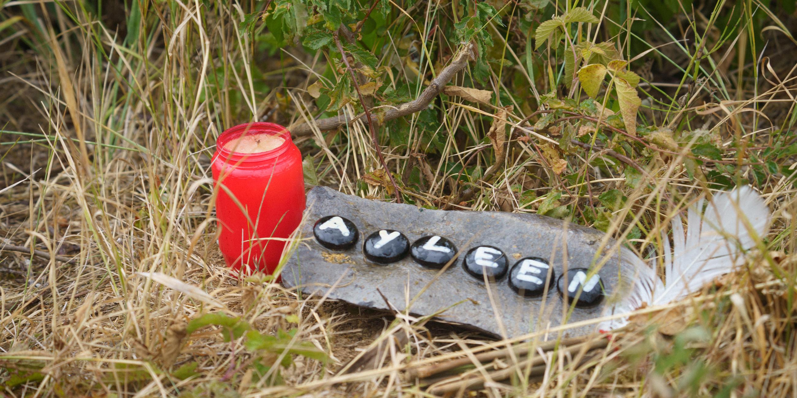 Eine Kerze und eine Tafel mit dem Namen Ayleen liegt am Ufer des Teufelsee im hessischen Wetteraukreis, in dem die Leiche der 14-jährigen Ayleen gefunden wurde. 