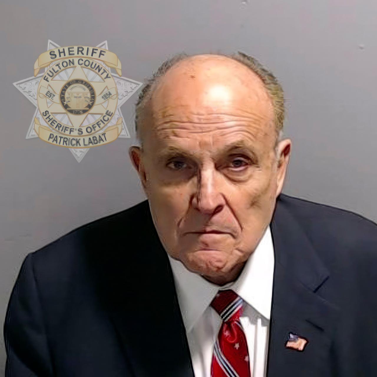 Dieses vom Fulton County Sheriff's Office zur Verfügung gestellte Foto zeigt Rudy Giuliani, nachdem er sich den Behörden gestellt hat.