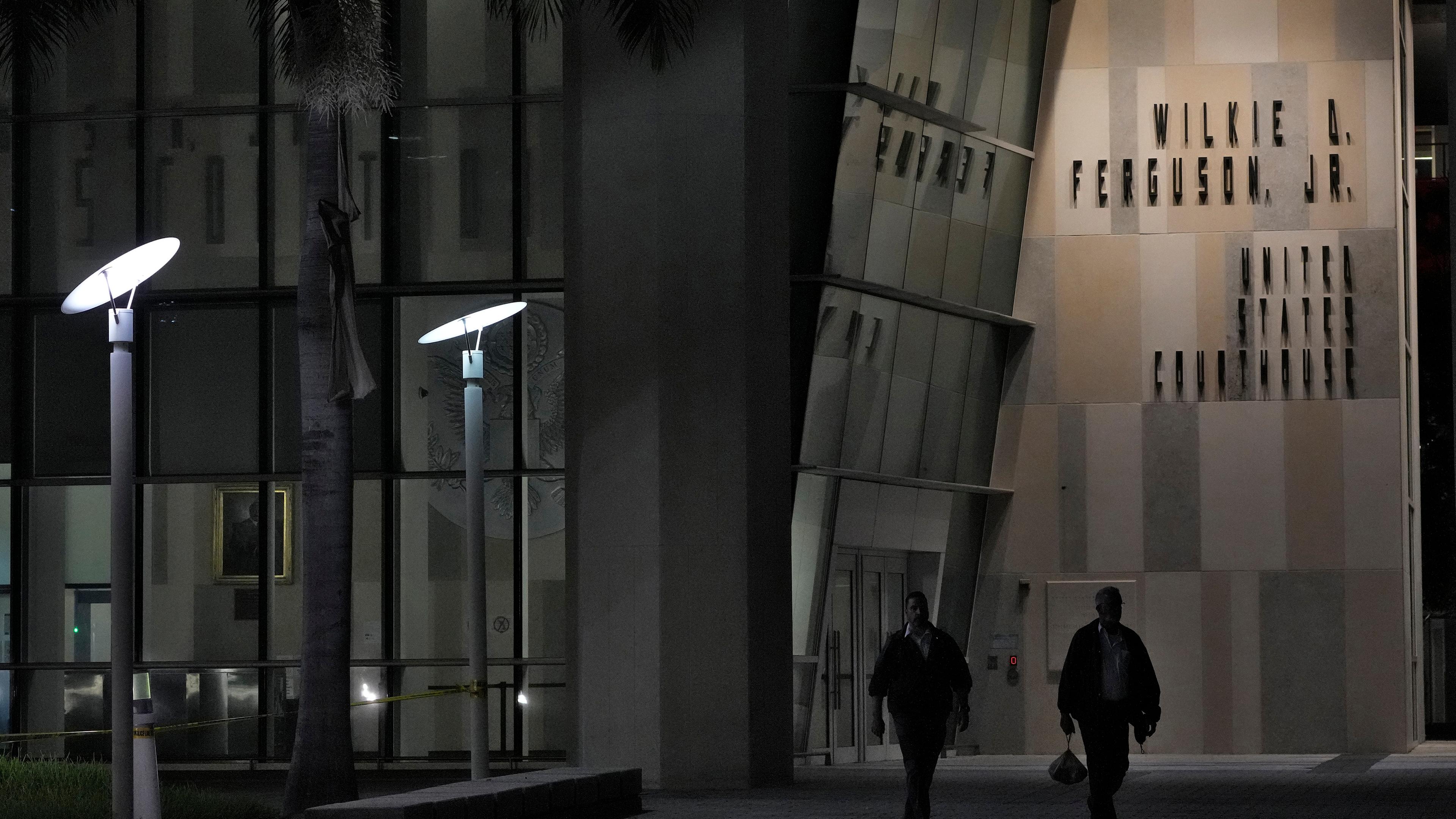 USA, Miami: Bundesbeamte gehen in der Nähe des Eingangs zum Wilkie D. Ferguson Jr. U.S. Courthouse.