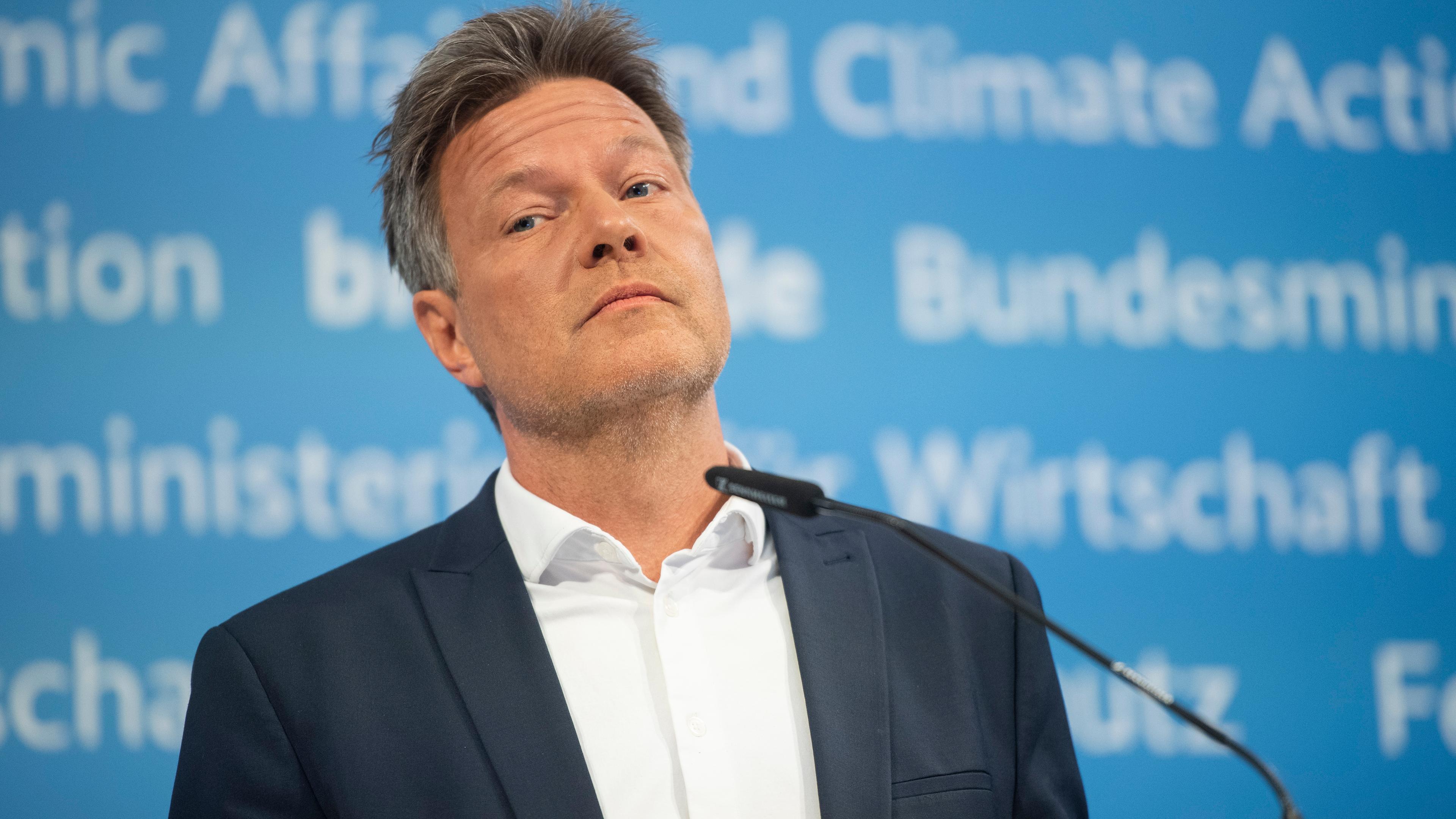 Berlin: Robert Habeck (Bündnis 90/Die Grünen), Bundesminister für Wirtschaft und Klimaschutz, spricht bei einer Pressekonferenz. 