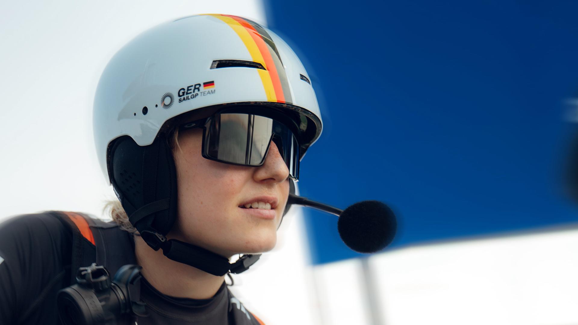 SailGP-Strategin Anna Barth, hier im Einsatz am Grinder.