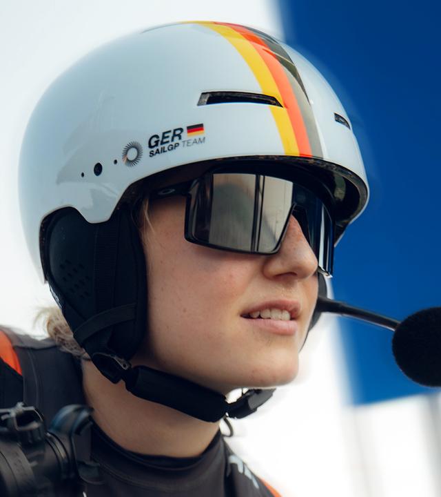 SailGP-Strategin Anna Barth, hier im Einsatz am Grinder.