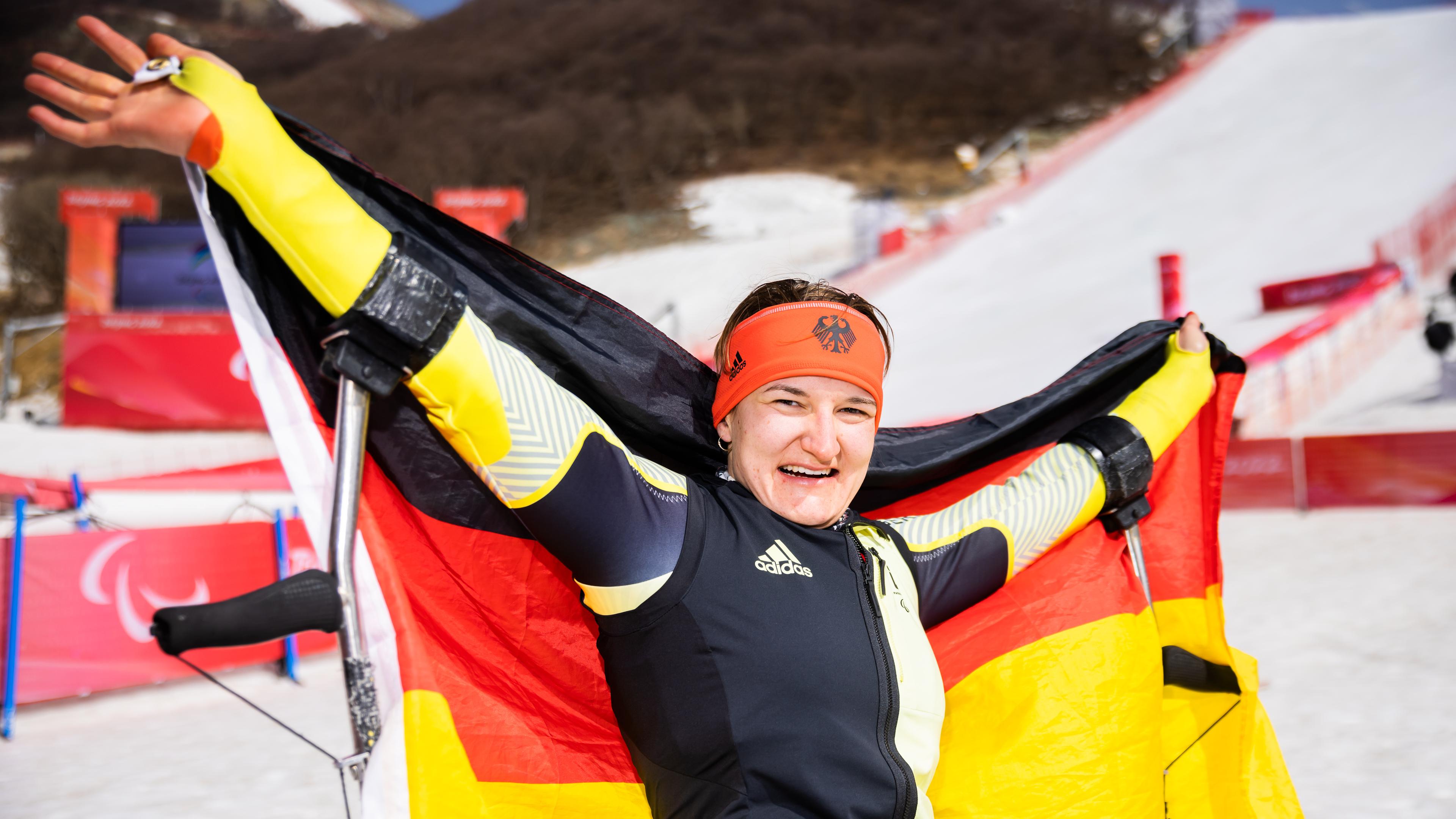 Paralympics-Siegerin Anna-Lena Forster jubelt über Slalom-Gold bei den Paralympics in China 2022